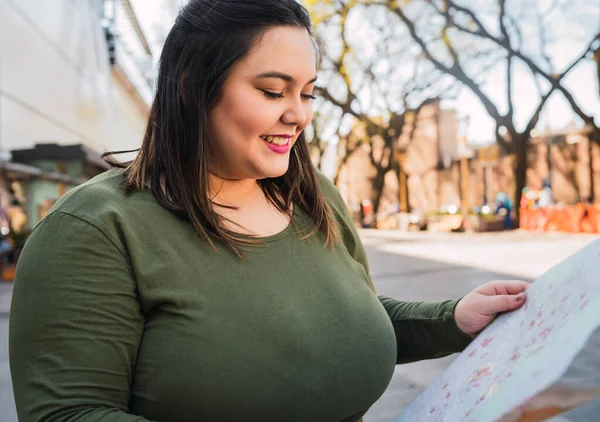 Portrét Mladé Velikosti Ženy Držící Mapu Hledající Cestu Ven Ulici — Stock fotografie