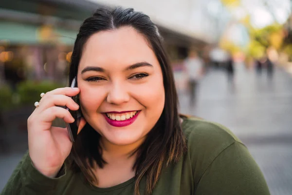 Portrait Jeune Femme Taille Souriant Tout Parlant Téléphone Extérieur Dans — Photo