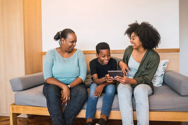 Ritratto Nonna Madre Figlio Afroamericani Con Tablet Digitale Casa Tecnologia — Foto Stock