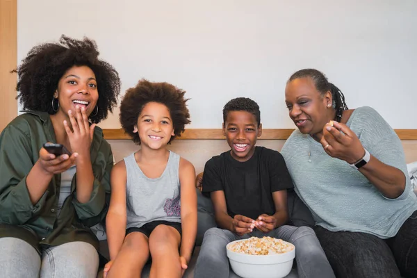 Portret Afroamerykańskiej Babci Matki Dzieci Oglądających Film Jedzących Popcorn Siedząc — Zdjęcie stockowe