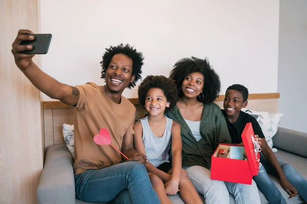 Porträtt Afroamerikansk Familj Som Tar Selfie Med Telefon Samtidigt Som — Stockfoto