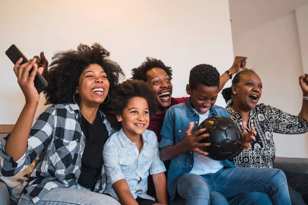 Šťastné Africké Americké Multi Generace Rodiny Sledující Fotbalový Zápas Televizi — Stock fotografie