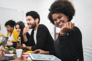 Ofiste çalışan kendine güvenen Afro-Amerikan iş kadını. İş konsepti.