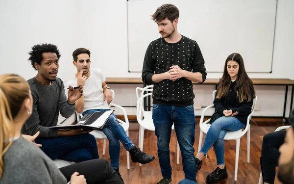 Manager Che Conduce Incontro Brainstorming Con Gruppo Designer Creativi Ufficio — Foto Stock