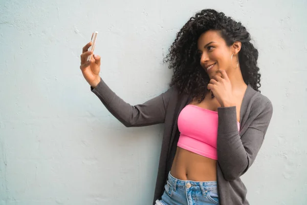 Retrato Una Mujer Afro Tomando Selfies Con Teléfono Móvil Contra —  Fotos de Stock