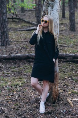 Genç kız woods poz güneş gözlüğü