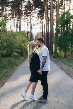 Genç çift, ormanda yol burunlu dokunmadan