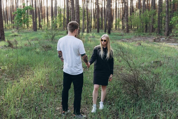 Jovem Casal Mãos Dadas Gramado Verde Floresta — Fotografia de Stock