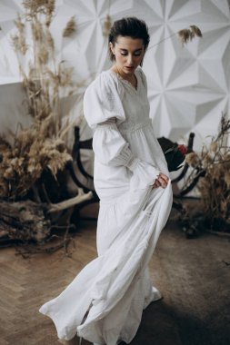 egzotik çiçek tutan beyaz vintage elbise içinde dans çekici bayan