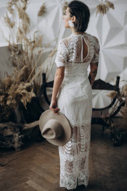 elinde şapka tutan gelinin arka görünümü, stüdyo çekim 