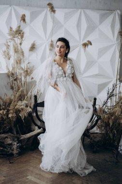 Beyaz gelinlik içinde dans gülümseyen gelin tam uzunlukta atış