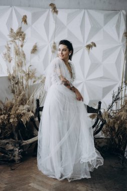 Beyaz gelinlik içinde dans gülümseyen gelin tam uzunlukta atış