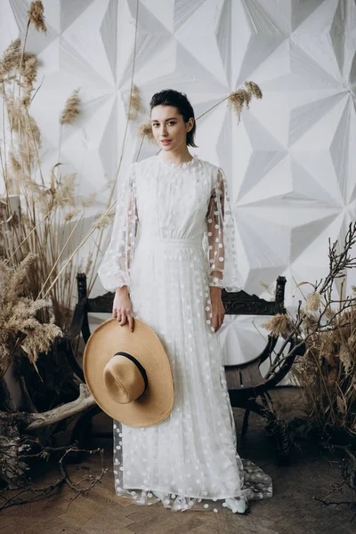 Plan Pleine Longueur Mariée Souriante Robe Blanche Tenant Chapeau — Photo