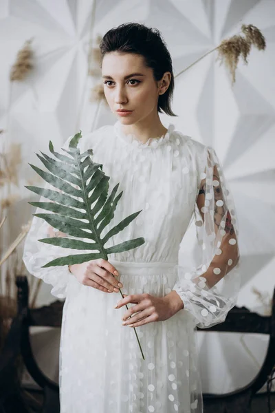 Atractiva Mujer Posando Vestido Blanco Sosteniendo Hoja Verde — Foto de Stock