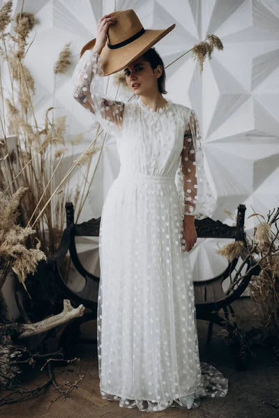 Cheio Comprimento Tiro Jovem Mulher Vestido Branco Vestindo Chapéu Fedora — Fotografia de Stock