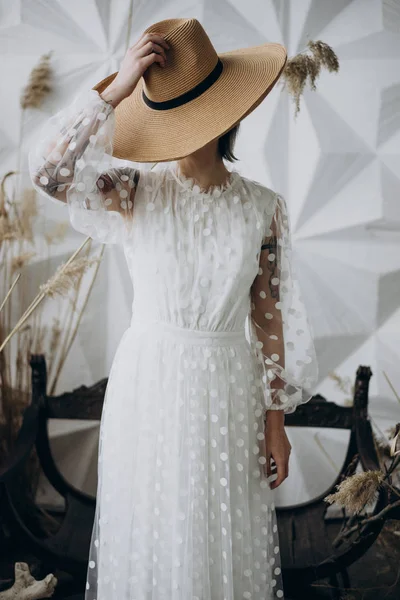 Jovem Mulher Vestido Branco Usando Chapéu Tiro Estúdio — Fotografia de Stock