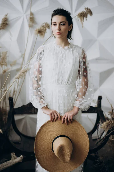 Mujer Joven Vestido Blanco Sosteniendo Sombrero Las Manos Disparo Estudio — Foto de Stock