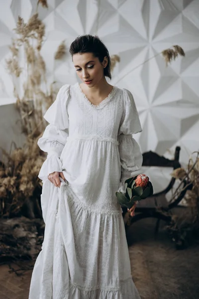 Mujer Joven Con Vestido Blanco Estilo Boho Sosteniendo Flores Exóticas — Foto de Stock
