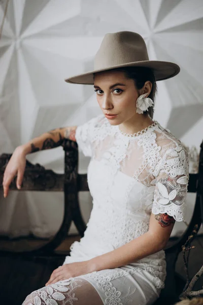 Mujer Con Sombrero Sentado Banco Madera Mirando Cámara — Foto de Stock