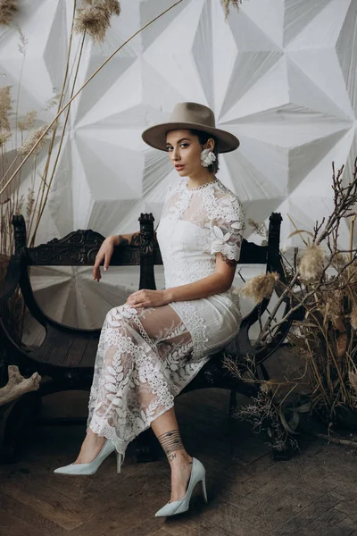 Atractiva Mujer Posando Vestido Blanco Sombrero Sentado Banco Madera — Foto de Stock