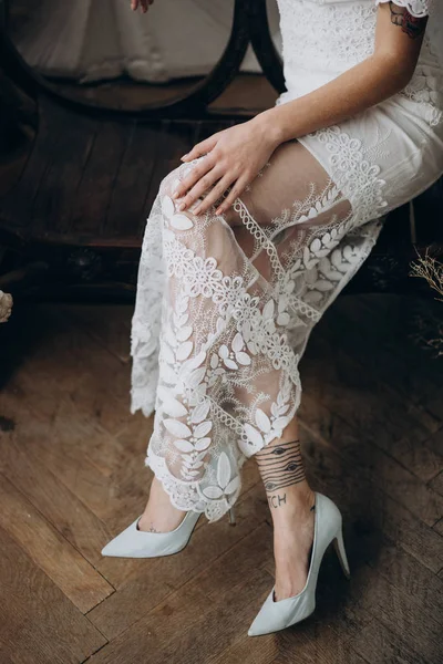 Primo Piano Colpo Donna Tatuata Abito Bianco Seduto Sulla Panchina — Foto Stock