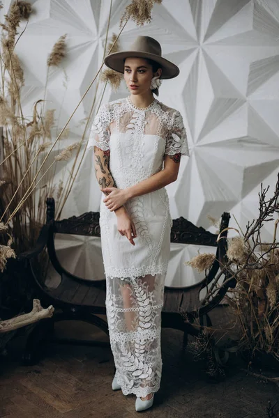 Aufnahme Der Attraktiven Frau Mit Fedora Hut Und Weißem Kleid — Stockfoto