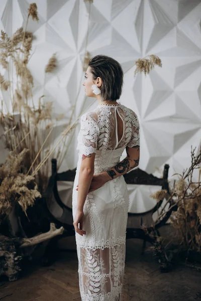 Visão Traseira Modelo Vestido Branco Posando Torno Decorações Estúdio — Fotografia de Stock