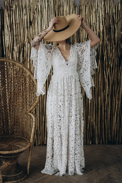 Aufnahme Einer Frau Weißem Kleid Mit Hut Voller Länge — Stockfoto