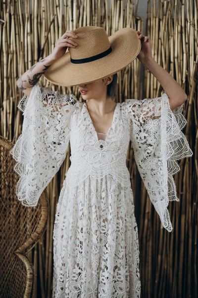 Jovem Mulher Vestido Branco Usando Chapéu — Fotografia de Stock