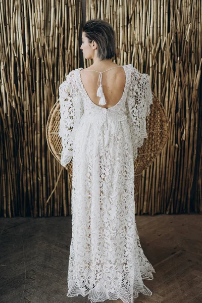 Visão Traseira Mulher Estúdio Vestindo Vestido Branco Estilo Boho Contra — Fotografia de Stock