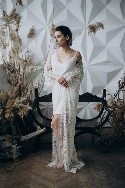 Stüdyo süslemeleri etrafında duran boho tarzı elbise giyen kadın Tam Uzunlukta çekim 