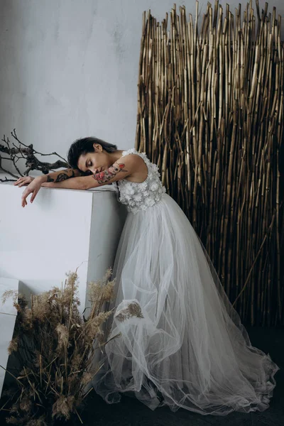 Modelo Jovem Posando Vestido Branco Com Decorações Estúdio — Fotografia de Stock