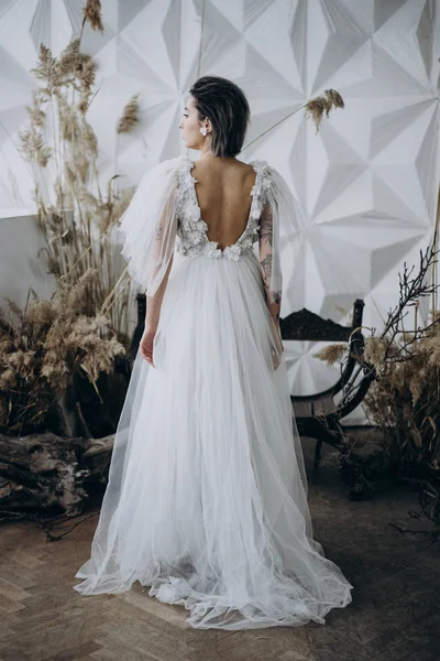 Rückansicht Der Stilvollen Braut Weißen Hochzeitskleid Studioaufnahme — Stockfoto