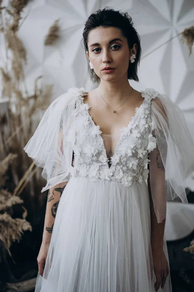 Boho Tarzında Beyaz Elbise Giyen Esmer Portresi Kameraya Bakarak — Stok fotoğraf