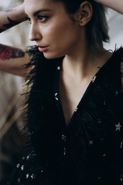 Retrato Mujer Joven Con Vestido Negro Cogido Mano Cabeza — Foto de Stock