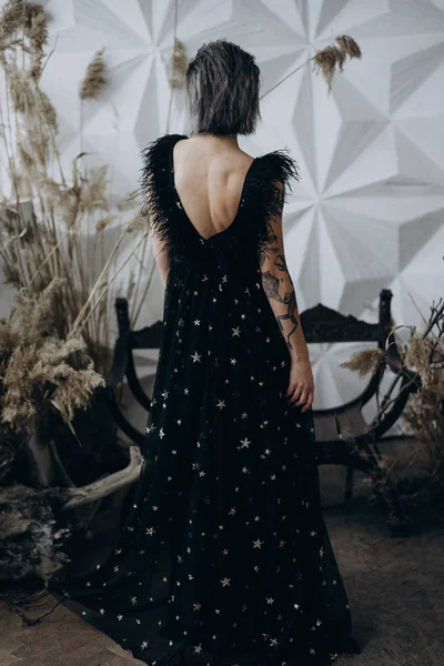 Largura Completa Tiro Mujer Joven Tatuada Con Vestido Negro Largo — Foto de Stock