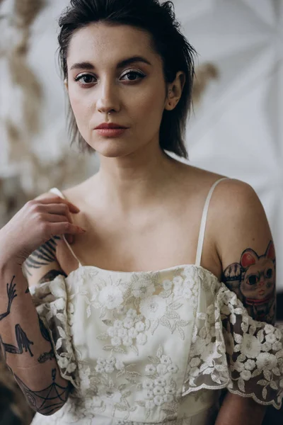 Retrato Una Joven Con Vestido Blanco Estilo Boho Mirando Cámara — Foto de Stock