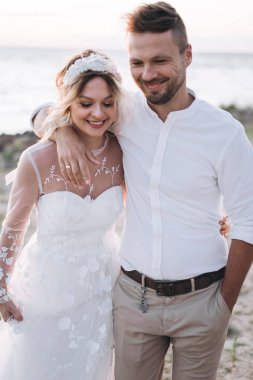 sahilde gülümseyen adam haugging kadın 