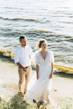 gelin ve damat kumlu plajda yürüyüş, Tam Lengt atış 