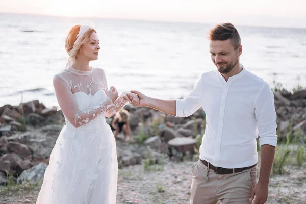 Hombre Guapo Mujer Atractiva Tomados Mano Caminando Por Playa Atardecer —  Fotos de Stock