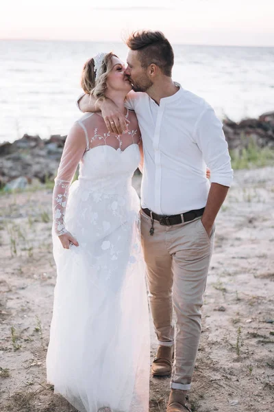 gün batımında sahilde kocası ile öpüşme beyaz elbiseli genç kadın 