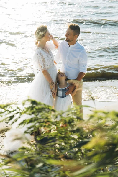 Familie Staande Zee Strand Knuffelen Meisje — Stockfoto