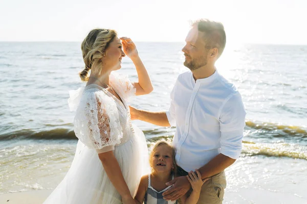 Portrait Femme Homme Avec Fille Sur Plage Ensemble — Photo