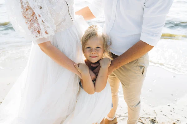 Beskäras Skott Föräldrar Kramar Liten Dotter Stranden — Stockfoto