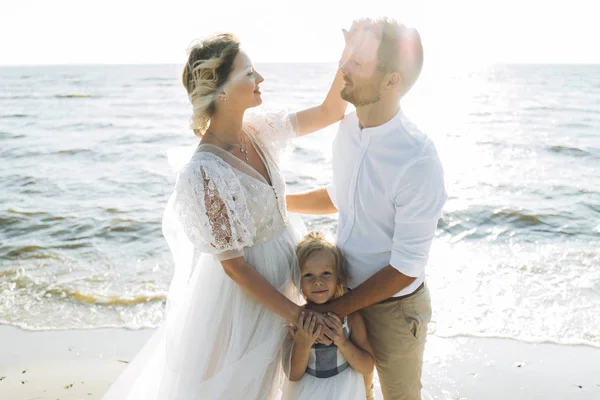 Portrait Femme Homme Avec Fille Sur Plage Ensemble — Photo