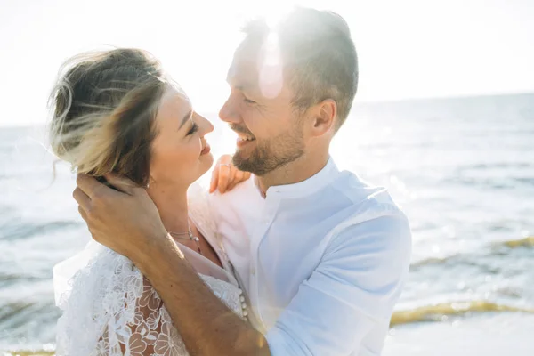 Portrait Homme Touchant Les Cheveux Femme Debout Sur Plage — Photo