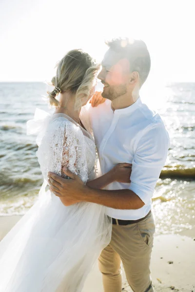 幸福的夫妇拥抱在海滩上的肖像 — 图库照片