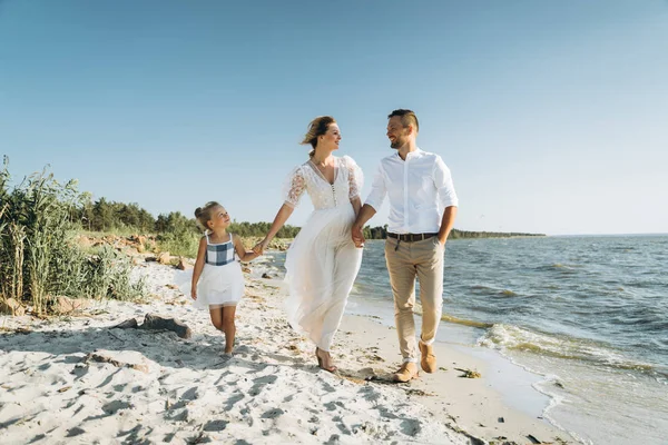 Père Mère Fille Marchant Sur Plage Sable Journée — Photo