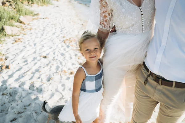 Plan Recadré Parents Embrassant Petite Fille Sur Plage — Photo