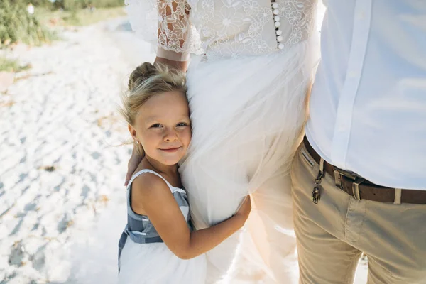 Plan Recadré Parents Embrassant Petite Fille Sur Plage — Photo